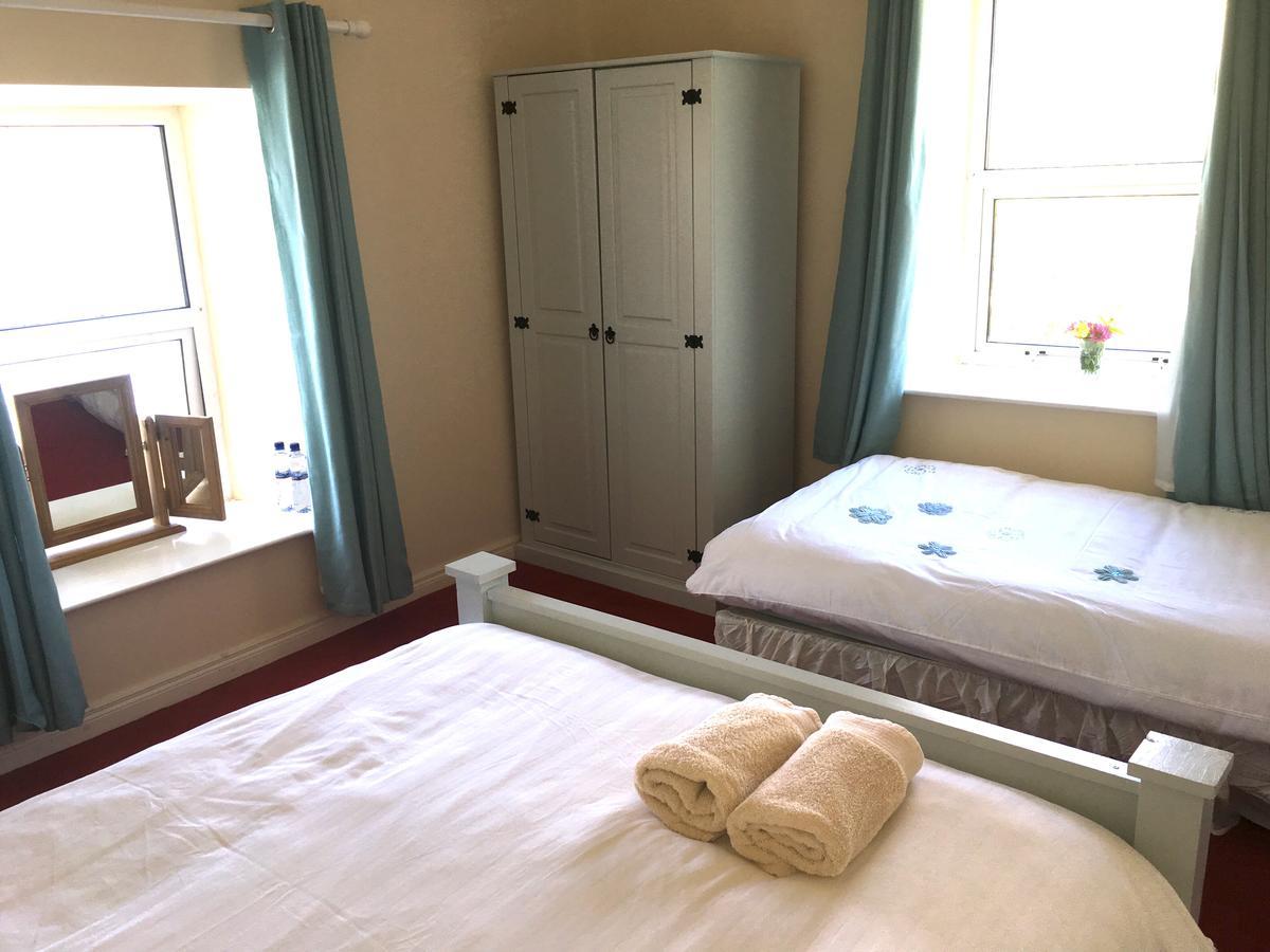 Bed and breakfast The Pier Bar , Cleggan Extérieur photo