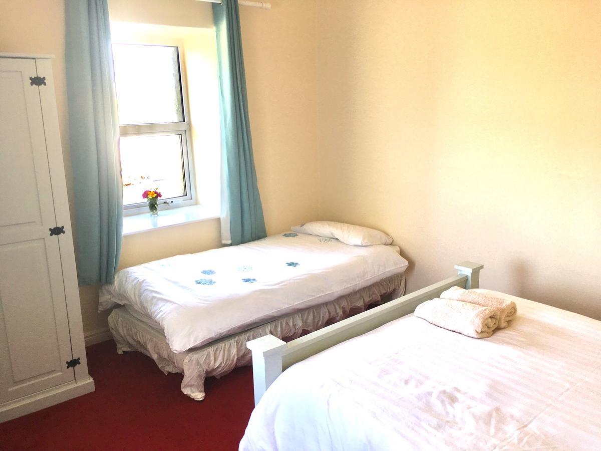 Bed and breakfast The Pier Bar , Cleggan Extérieur photo